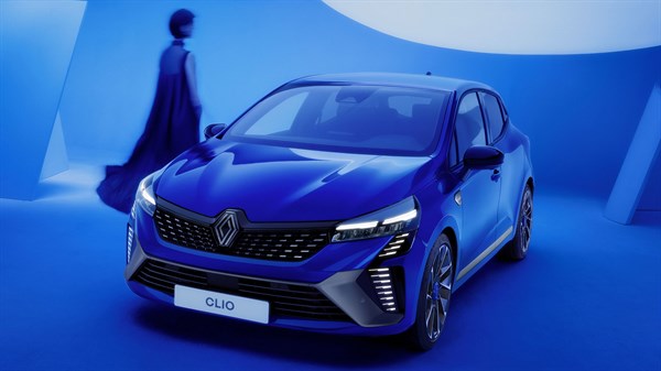 Renault Clio E-Tech full hybrid - täisleedtuled ja pooliku teemandi kujulised päevasõidutuled
