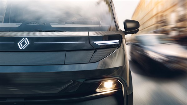 new Renault Trafic Van E-Tech electric- illuminated signature logo