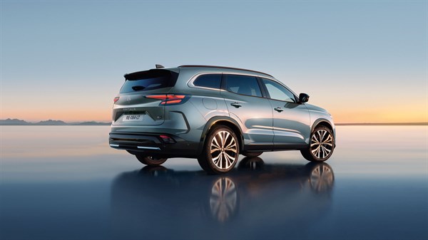 harmonious, refined rear end - Renault Espace full hybrid E-Tech