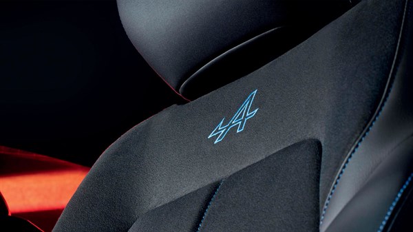 Renault Arkana full hybrid E-Tech - upholstery and steering wheel